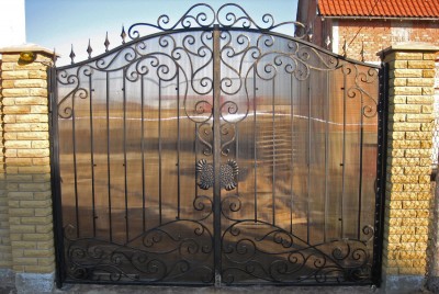 Распашные ворота кованые