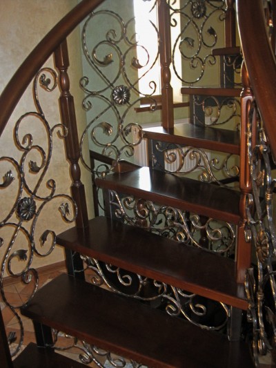 Сходи з елементами художнього кування