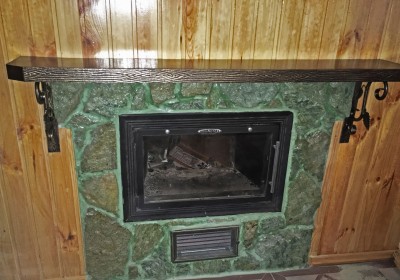 Полка над камином с коваными элементами