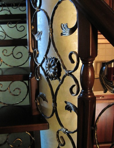 Лестница с элементами художественной ковки