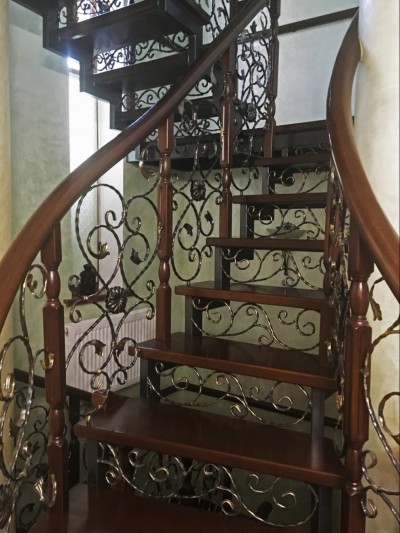 Комбинированная лестница с декоративными элементами