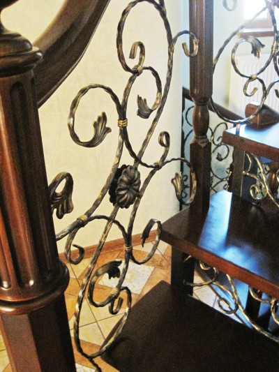 Лестница с декоративными элементами из металла