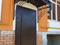 Металлический козырек над входной дверью