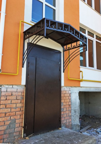 Металлический козырек над входной дверью