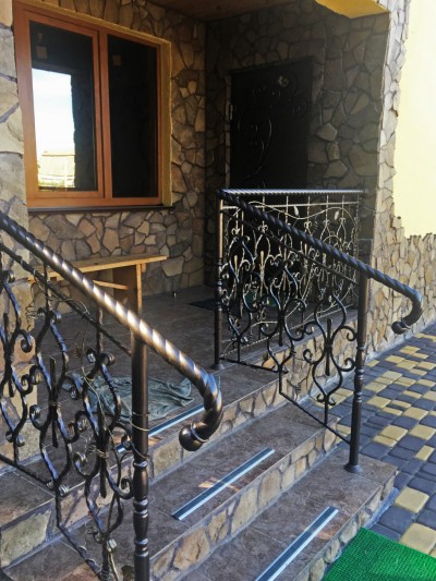 Перила и ограждения металлические кованые